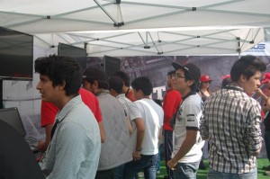 gamers jugando en torneo de fifa 14